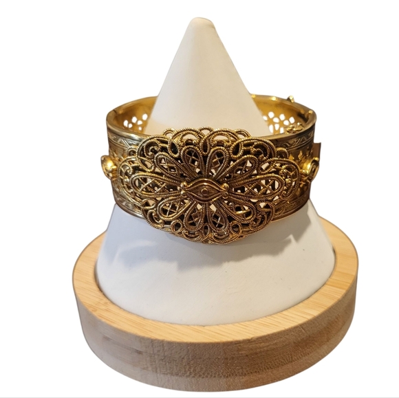 Vintage Freirich Victorian Revival Gold Tone Filigree Hinged Bangle Bracelet - Picture 1 of 7